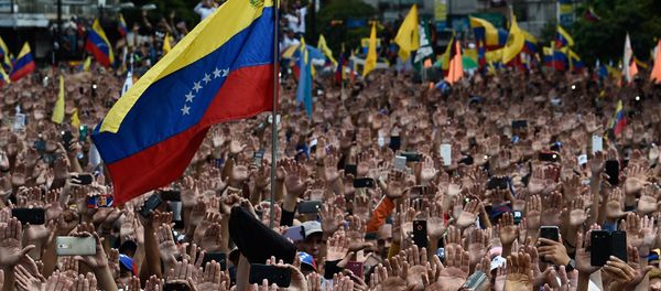 Mассовый митинг оппозиции против президента Николаса Мадуро, на котором глава НС Венесуэлы Хуан Гуайдо объявил себя исполняющим обязанности президента страны (23 января 2019). Каракас Mассовый митинг оппозиции против президента Николаса Мадуро, на котором глава НС Венесуэлы Хуан Гуайдо объявил себя исполняющим обязанности президента страны (23 января 2019). Каракас - Sputnik Армения