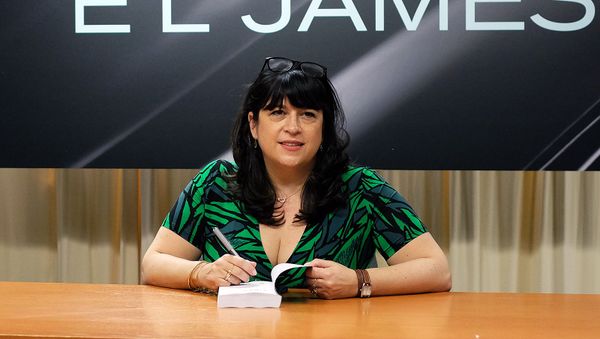 Британская писательница Эрика Леонард Джеймс подписывает книгу Грей(Grey: Fifty Shades of Grey as Told by Christian) в магазине на Пятой авеню (18 июня 2015). Нью-Йорк - Sputnik Армения