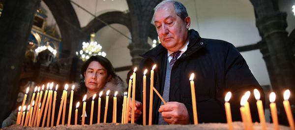 Президент Армен Саркисян с супругой Нунэ Саркисян в церкви Святой Богородицы (25 января 2019). Гюмри Президент Армен Саркисян с супругой Нунэ Саркисян в церкви Святой Богородицы (25 января 2019). Гюмри - Sputnik Արմենիա