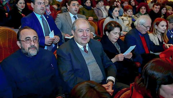 Президент Армен Саркисян с супругой Нунэ Саркисян в посетил концерт Гюмриского симфонического оркестра (25 января 2019). Гюмри Президент Армен Саркисян с супругой Нунэ Саркисян в посетил концерт Гюмриского симфонического оркестра (25 января 2019). Гюмри - Sputnik Արմենիա