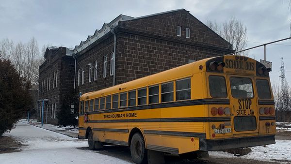 Автобус у дома-интерната Трчунян тун - Sputnik Армения
