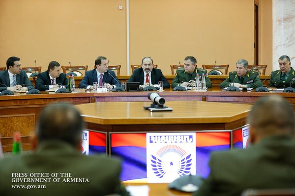 Փաշինյանը խորհրդակցություն է անցկացրել ՊՆ ղեկավար կազմի և բարձրագույն սպայակազմի հետ  - Sputnik Արմենիա