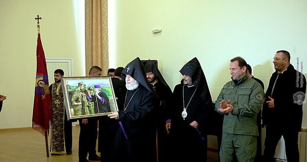 Ко дню Армянской армии: военнослужащие будут носить на груди крест Ашот Железный - Sputnik Армения