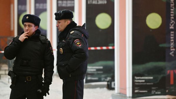 Сотрудники полиции дежурят у входа в Инженерный корпус Третьяковской галереи в Москве.  - Sputnik Армения
