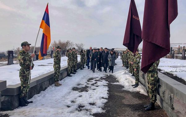 Пантеон павших в Апрельской войне военнослужащих на кладбище Ширак (28 января 2019). Гюмри Пантеон павших в Апрельской войне военнослужащих на кладбище Ширак (28 января 2019). Гюмри - Sputnik Армения