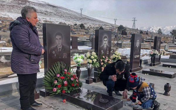 Родные павшего в Апрельской войне офицера Грача Галстяна - Анаит Родные павшего в Апрельской войне офицера Грача Галстяна - Анаит - Sputnik Армения