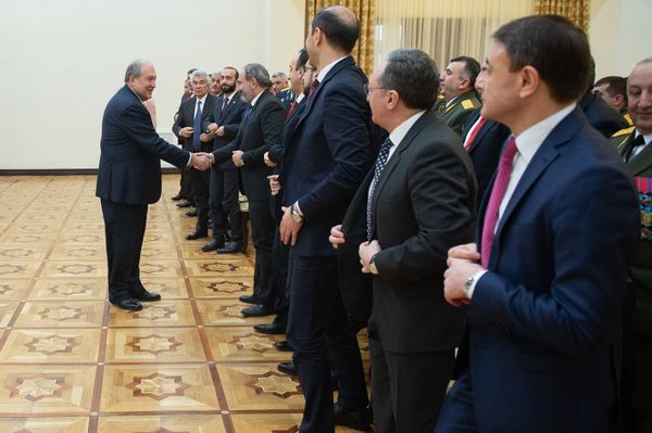Эти ребята позиций сдавать не умеют: президент Армении не смог скрыть слез в День армии  - Sputnik Армения