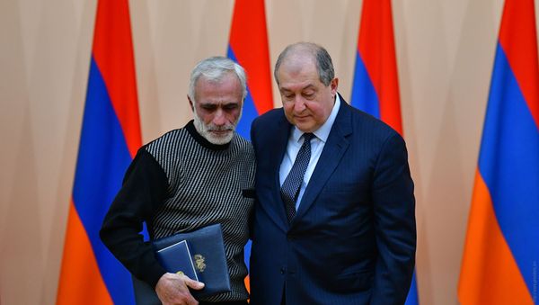 Президент Армении Армен Саркисян вручил награды родителям погибших военных (28 января 2019). Еревaн - Sputnik Արմենիա