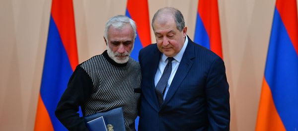 Президент Армении Армен Саркисян вручил награды родителям погибших военных (28 января 2019). Еревaн Президент Армении Армен Саркисян вручил награды родителям погибших военных (28 января 2019). Еревaн - Sputnik Արմենիա