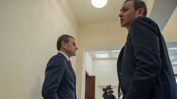 Начальник полиции Валерий Осипян и секретаь СБ Армен Григорян во время церемонии награждения военнослужащих (28 января 2019). Еревaн Начальник полиции Валерий Осипян и секретаь СБ Армен Григорян во время церемонии награждения военнослужащих (28 января 2019). Еревaн - Sputnik Армения