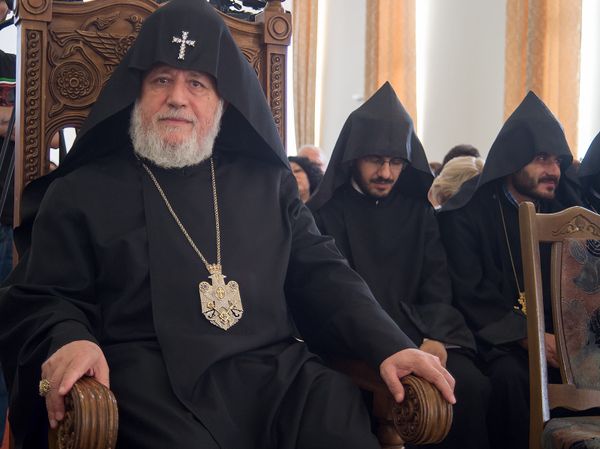 Католикос всех армян Гарегин II церемонии награждения кинорежиссеров Робера Гедикяна и Арутюна Хачатряна - Sputnik Армения