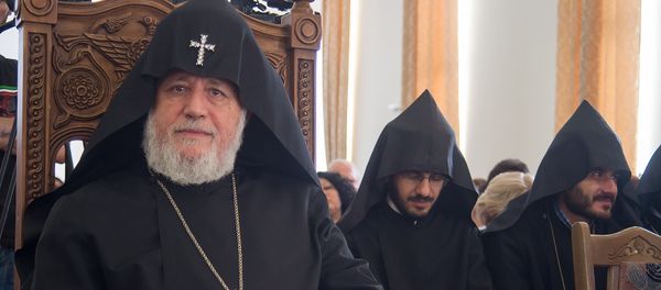 Католикос всех армян Гарегин II церемонии награждения кинорежиссеров Робера Гедикяна и Арутюна Хачатряна Католикос всех армян Гарегин II церемонии награждения кинорежиссеров Робера Гедикяна и Арутюна Хачатряна - Sputnik Армения