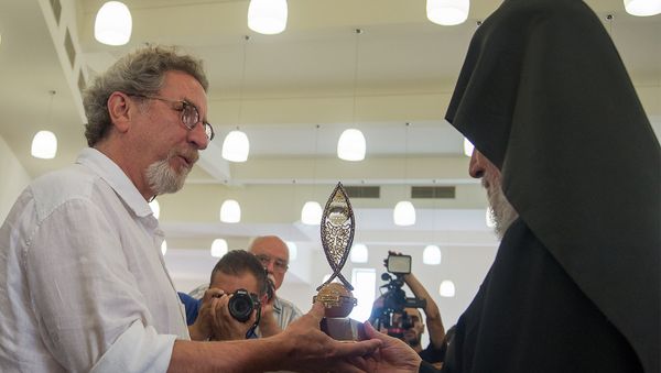 Католикос Всех Армян Гарегин II наградил французского режиссера, продюсера, сценариста и актера армянского происхождения Робера Гедикяна специальным призом XII Международного ереванского кинофестиваля «Золотой абрикос» и Первопрестольного Святого Эчмиадзина “Да будет свет” - Sputnik Армения