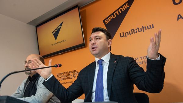 Эдуард Шармазанов на пресс-конференции в пресс-центре Sputnik Армения (29 января 2019). Еревaн Эдуард Шармазанов на пресс-конференции в пресс-центре Sputnik Армения (29 января 2019). Еревaн - Sputnik Армения