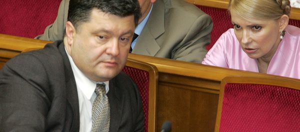 Кандидат на пост спикера Верховной Рады Петр Порошенко беседует с Юлией Тимошенко, которая будет восстановлена в должности премьер-министра (6 июля 2006). Киев - Sputnik Армения