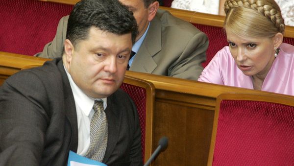 Кандидат на пост спикера Верховной Рады Петр Порошенко беседует с Юлией Тимошенко, которая будет восстановлена в должности премьер-министра (6 июля 2006). Киев - Sputnik Армения