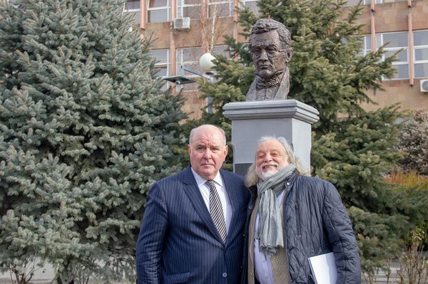 Неслучайный памятник в неслучайном месте, или Как открывали бюст Грибоедова в Ереване  - Sputnik Армения