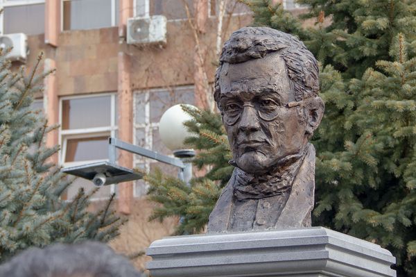 Неслучайный памятник в неслучайном месте, или Как открывали бюст Грибоедова в Ереване  - Sputnik Армения