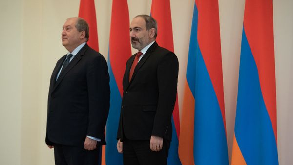 Президент Армен Саркисян и премьер-министр Никол Пашинян во время принятия присяги правительства Армении (30 января 2019). Еревaн - Sputnik Արմենիա