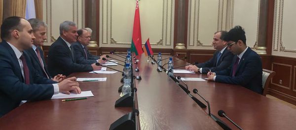 Встреча председателя Палаты представителей НС Беларуси Владимира Андрейченко с послом Армении Арменим Гевондяном (31 января 2019). Минск Встреча председателя Палаты представителей НС Беларуси Владимира Андрейченко с послом Армении Арменим Гевондяном (31 января 2019). Минск - Sputnik Армения