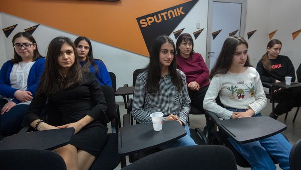 Встреча старшеклассников школы №196 с профессором ЕрГМУ Артуром Шукуряном в рамках проекта Sputnik МедиUs (31 января 2019). Еревaн - Sputnik Արմենիա