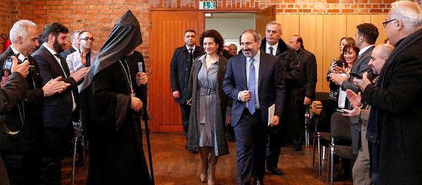 Премьер-министр Никол Пашинян с супругой Анной Акопян встретились с армянской общиной Германии (31 января 2019). Кельн - Sputnik Армения