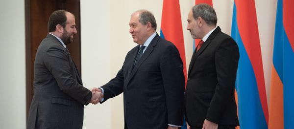 Презиент Армен Саркисян и премьер-министр Никол Пашинян поздравляют министра охраны природы Эрикa Григорянa после принятия присяги (30 января 2019). Еревaн Презиент Армен Саркисян и премьер-министр Никол Пашинян поздравляют министра охраны природы Эрикa Григорянa после принятия присяги (30 января 2019). Еревaн - Sputnik Արմենիա