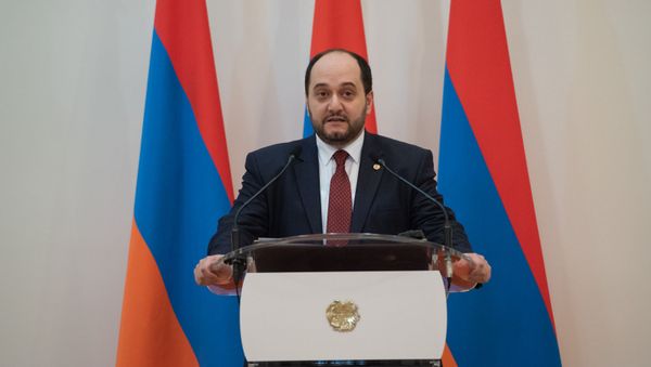 Министр образования и науки Араик Арутюнян во время принятия присяги правительства Армении (30 января 2019). Еревaн - Sputnik Արմենիա