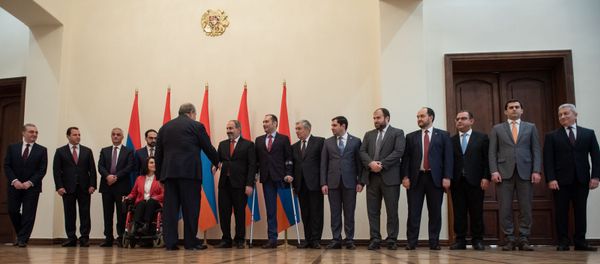 Президент Армен Саркисян поздравляет членов правительства Армении после принятия присяги (30 января 2019). Еревaн - Sputnik Արմենիա