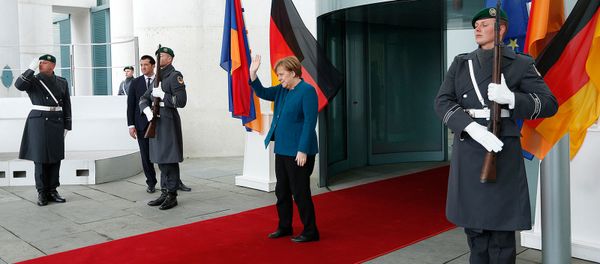 Канцлер Германии Ангела Меркель провожает премьер-министра Армении Никола Пашиняна после совместной пресс-конференции в канцелярии (1 февраля 2019). Берлин - Sputnik Армения