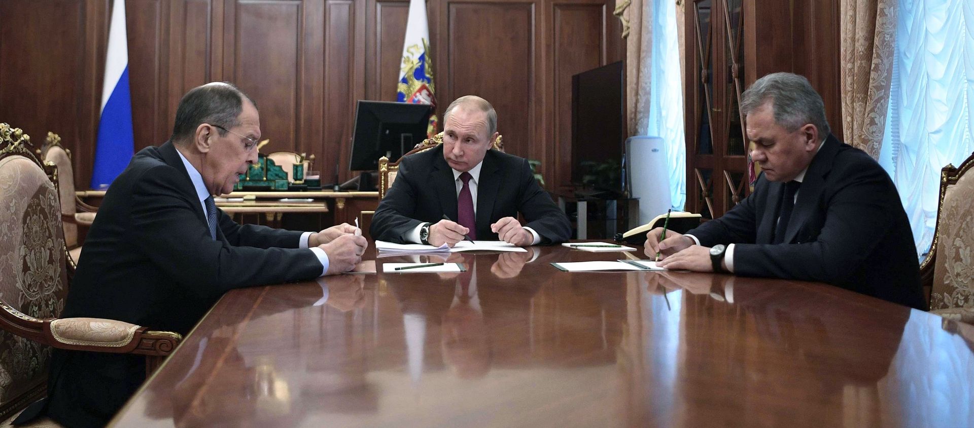 Президент России Владимир Путин, министр иностранных дел Сергей Лавров и министр обороны Сергей Шойгу во время встречи (2 февраля 2019). Москвa - Sputnik Արմենիա, 1920, 03.09.2021