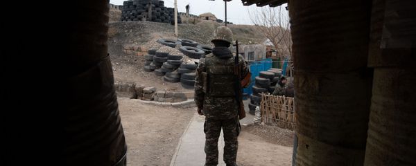 Армянский военнослужащий на боевой позиции - Sputnik Армения