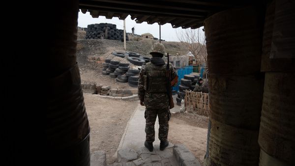 Армянский военнослужащий на боевой позиции - Sputnik Армения