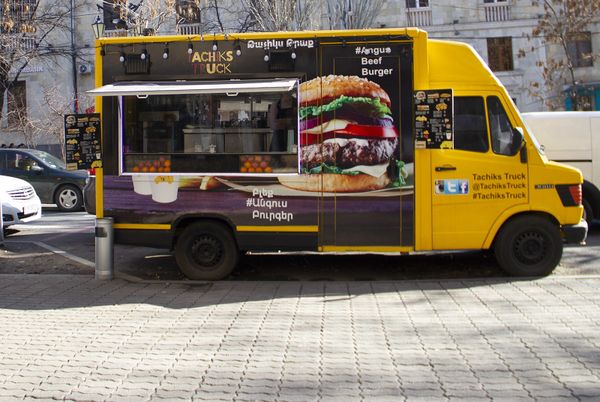 Take away по-армянски: чем модные кафе-трейлеры в Ереване мешают мэрии? Take away по-армянски: чем модные кафе-трейлеры в Ереване мешают мэрии? - Sputnik Армения