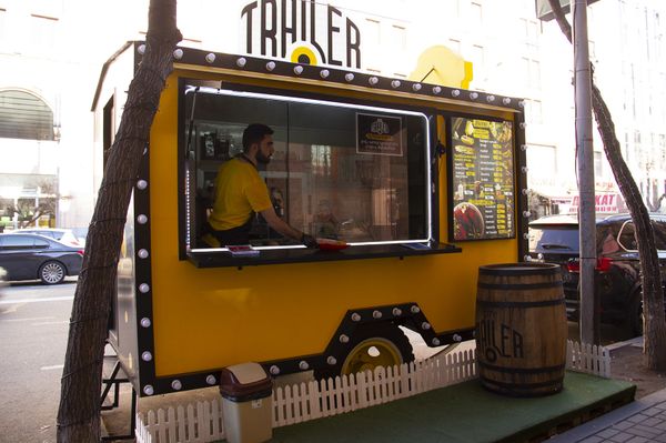 Take away по-армянски: чем модные кафе-трейлеры в Ереване мешают мэрии? Take away по-армянски: чем модные кафе-трейлеры в Ереване мешают мэрии? - Sputnik Армения