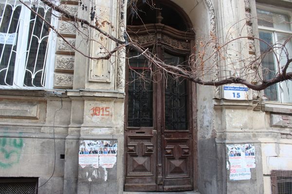 Быть или не быть? Завораживающий дом армянского винодела в Тбилиси молча ждет вердикта Быть или не быть? Завораживающий дом армянского винодела в Тбилиси молча ждет вердикта - Sputnik Армения