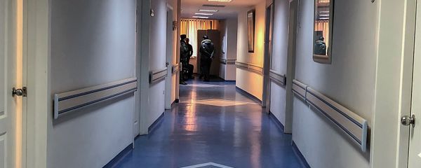 Конвой перед палатой Манвела Григоряна в медицинском центре Наири - Sputnik Արմենիա