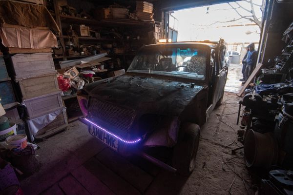 Армянский автопром жив: школьник из Сисиана катает друзей на своем Хищнике - Sputnik Армения