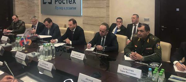Министр обороны Армении Давид Тоноян встретился с главой Ростеха Сергеем Чемезовым (8 февраля 2019). Москвa Министр обороны Армении Давид Тоноян встретился с главой Ростеха Сергеем Чемезовым (8 февраля 2019). Москвa - Sputnik Արմենիա