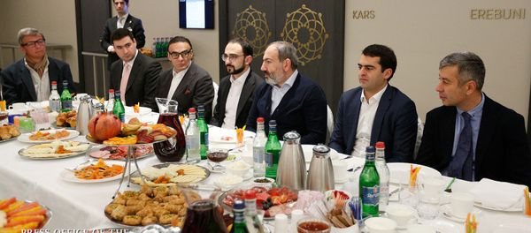 Премьер-министр Никол Пашинян за рабочим завтраком с представителями ИТ сферы (9 февраля 2019). Еревaн Премьер-министр Никол Пашинян за рабочим завтраком с представителями ИТ сферы (9 февраля 2019). Еревaн - Sputnik Армения