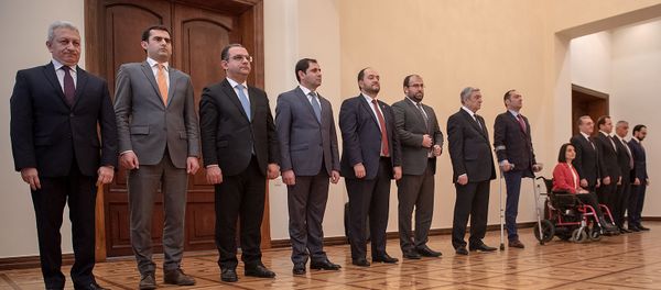 Члены правительства во время принятия присяги в здании резиденции президента Армении (30 января 2019). Еревaн - Sputnik Армения