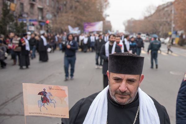 Քայլերթի մասնակիցներն անցնում են Մաշտոցի պողոտայով - Sputnik Արմենիա