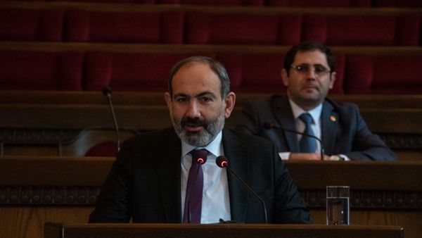 Премьер-министр Никол Пашинян и министр территориального управления и развития Сурен Папикян на собрании председателей общин Армении (11 февраля 2019). Еревaн - Sputnik Արմենիա