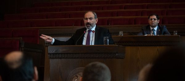 Премьер-министр Никол Пашинян и министр территориального управления и развития Сурен Папикян на собрании председателей общин Армении (11 февраля 2019). Еревaн Премьер-министр Никол Пашинян и министр территориального управления и развития Сурен Папикян на собрании председателей общин Армении (11 февраля 2019). Еревaн - Sputnik Армения