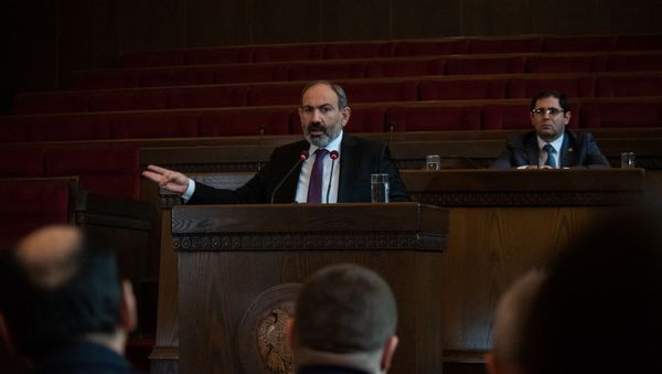 Премьер-министр Никол Пашинян и министр территориального управления и развития Сурен Папикян на собрании председателей общин Армении (11 февраля 2019). Еревaн Премьер-министр Никол Пашинян и министр территориального управления и развития Сурен Папикян на собрании председателей общин Армении (11 февраля 2019). Еревaн - Sputnik Армения