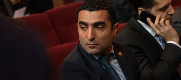 Губернатор Котайкской области Романос Петросян перед началом собрания председателей общин Армении (11 февраля 2019). Еревaн - Sputnik Армения