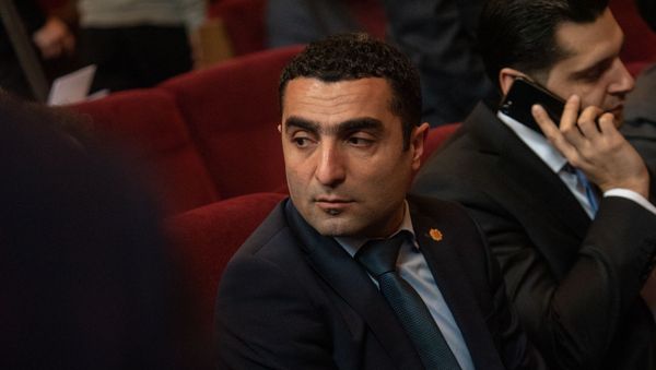 Губернатор Котайкской области Романос Петросян перед началом собрания председателей общин Армении (11 февраля 2019). Еревaн - Sputnik Армения