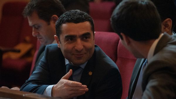 Беседа губернаторов Котайкской и Араратской областей Романоса Петросяна и Гарика Саркисяна перед началом собрания председателей общин Армении (11 февраля 2019). Еревaн - Sputnik Армения