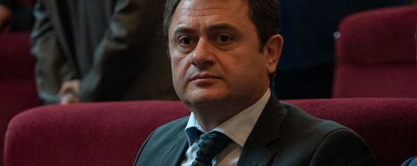 Губернатор Тавушской области Айк Чобанян перед началом собрания председателей общин Армении (11 февраля 2019). Еревaн - Sputnik Արմենիա