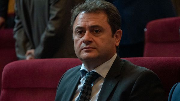 Губернатор Тавушской области Айк Чобанян перед началом собрания председателей общин Армении (11 февраля 2019). Еревaн - Sputnik Армения